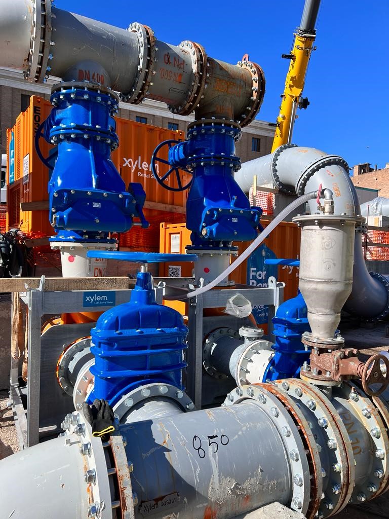 Pour rediriger les eaux usées de deux collecteurs d'égouts, Xylem a installé un système de bypass sur mesure composé de neuf pompes électriques Flygt 3501, deux pompes électriques Flygt 3315,